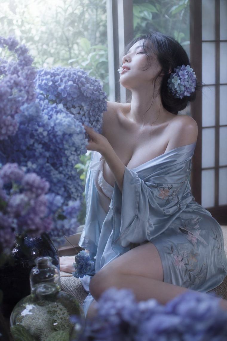 窗边绣球花旁身着和服的女子写真